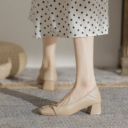 Elegantes zapatos de tacón de punta cuadrada de Isabella Sol.