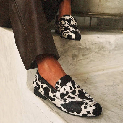 Zapatos de talla grande con punta redonda y estampado de vaca de Isabella Sol