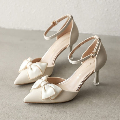 Elegantes zapatos de tacón de aguja con lazo de Isabella Sol.