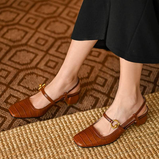 Elegantes zapatos de tacón Mary Jane de punta cuadrada de Isabella Sol.