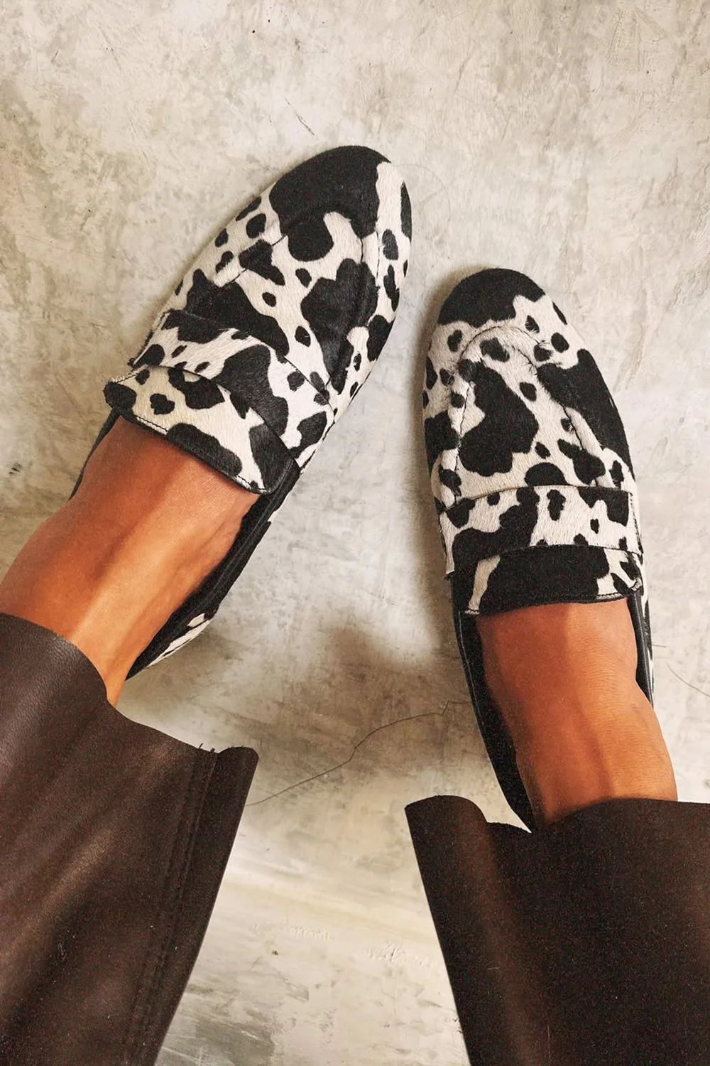 Zapatos de talla grande con punta redonda y estampado de vaca de Isabella Sol
