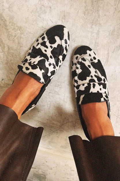 Zapatos de talla grande con punta redonda y estampado de vaca de Isabella Sol