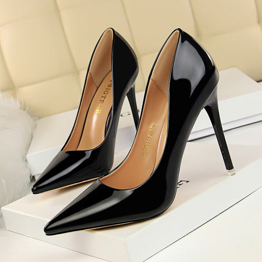 Elegantes tacones de aguja negros de Isabella Sol
