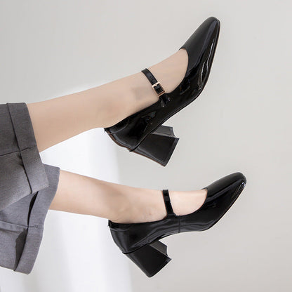 Elegantes zapatos de tacón de charol de Isabella Sol.