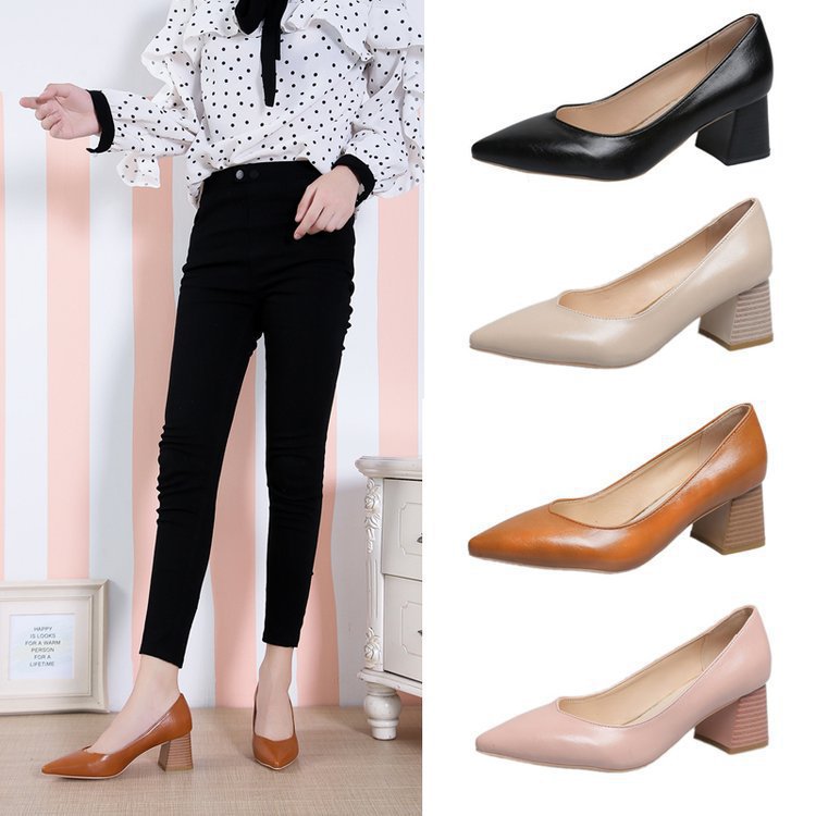 Elegantes zapatos de tacón de punta de Isabella Sol.