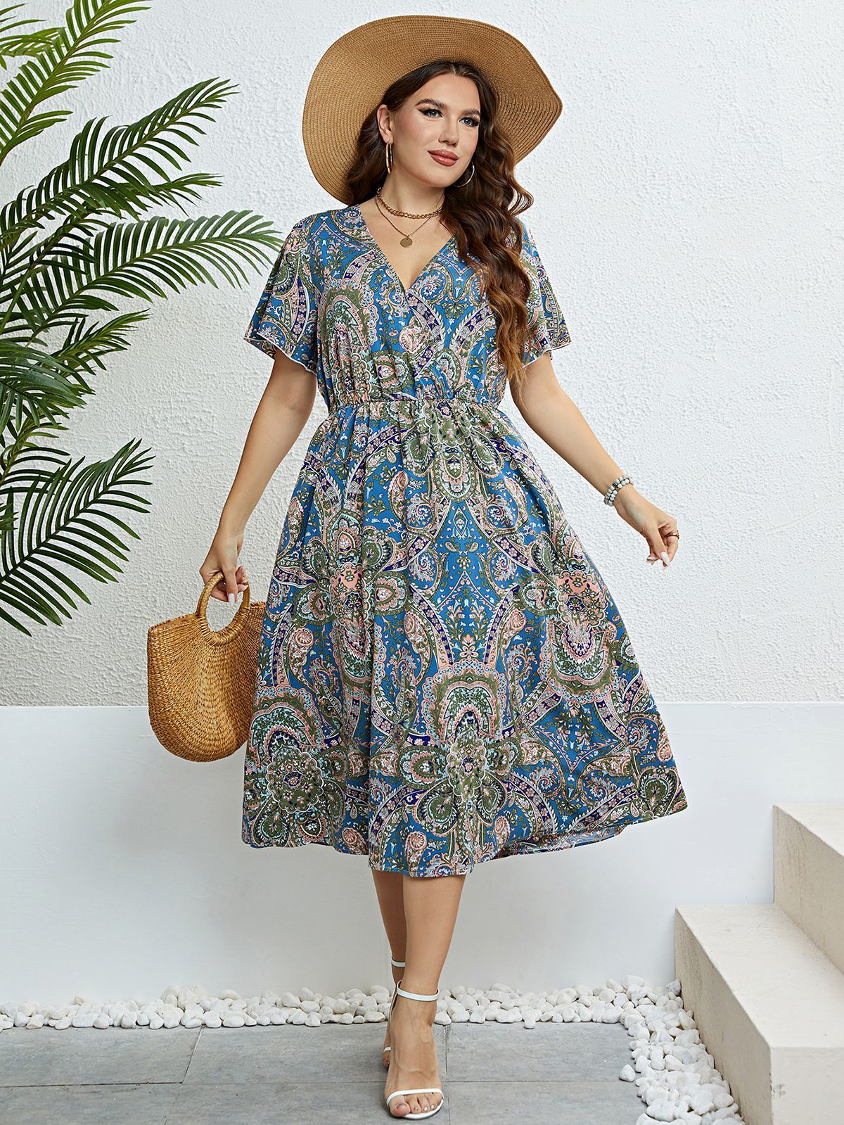 Vestido de verano con escote en V y estampado retro de Isabella Sol