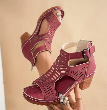 Sandalias elegantes con aberturas y tacón grueso de Isabella Sol
