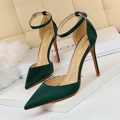 Elegantes zapatos de tacón de seda con punta de Isabella Sol.
