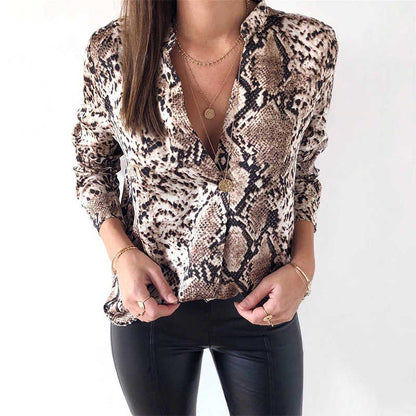 Elegante blusa abotonada con estampado de leopardo de Isabella Sol