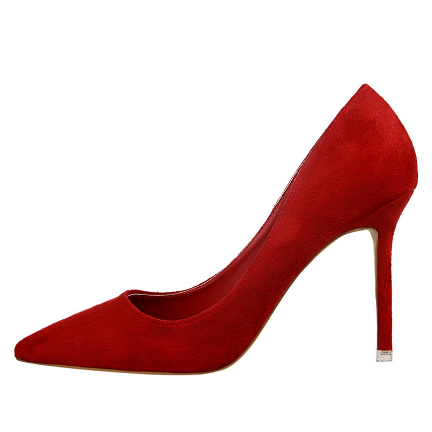 Elegantes zapatos de tacón de punta de ante de Isabella Sol.