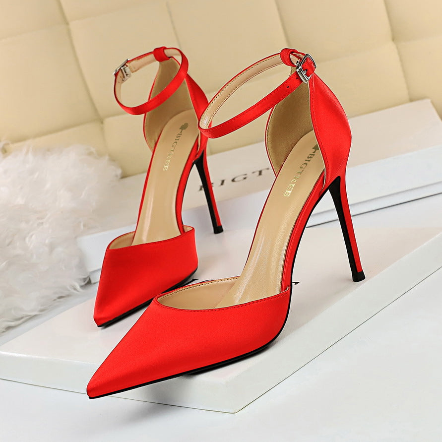 Elegantes zapatos de tacón de seda con punta de Isabella Sol.
