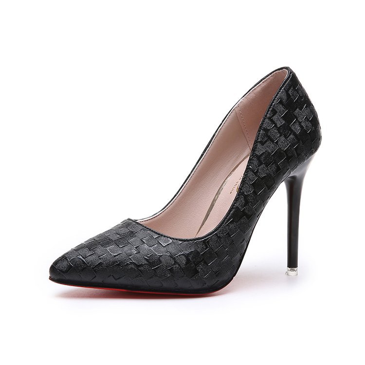 Elegantes zapatos de tacón de aguja puntiagudos de Isabella Sol.