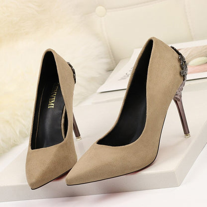 Elegantes zapatos de tacón alto de ante de Isabella Sol.