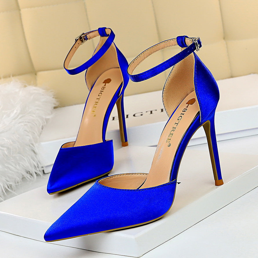 Elegantes zapatos de tacón de seda con punta de Isabella Sol.