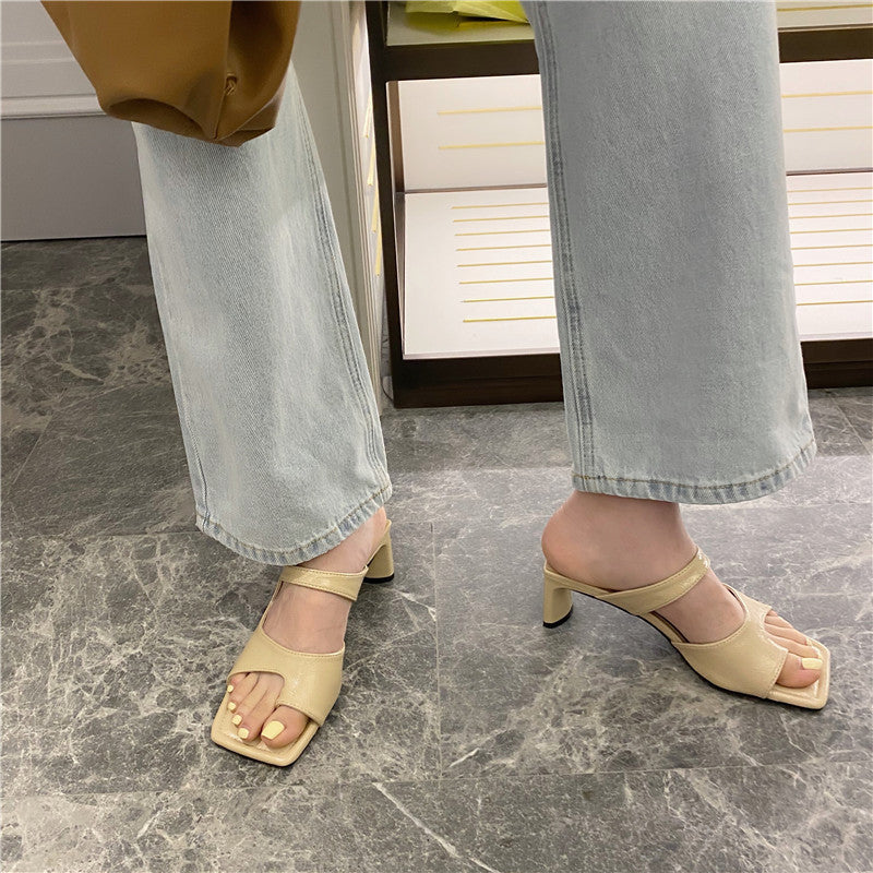 Sandalias elegantes de tacón grueso de Isabella Sol