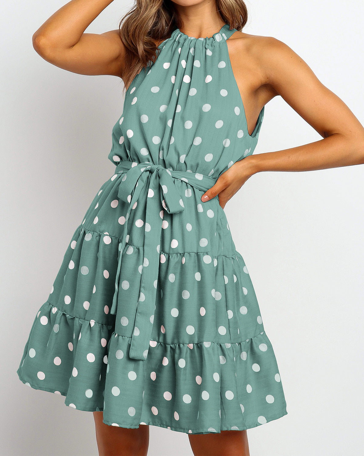 Elegante vestido halter de lunares de Isabella Sol