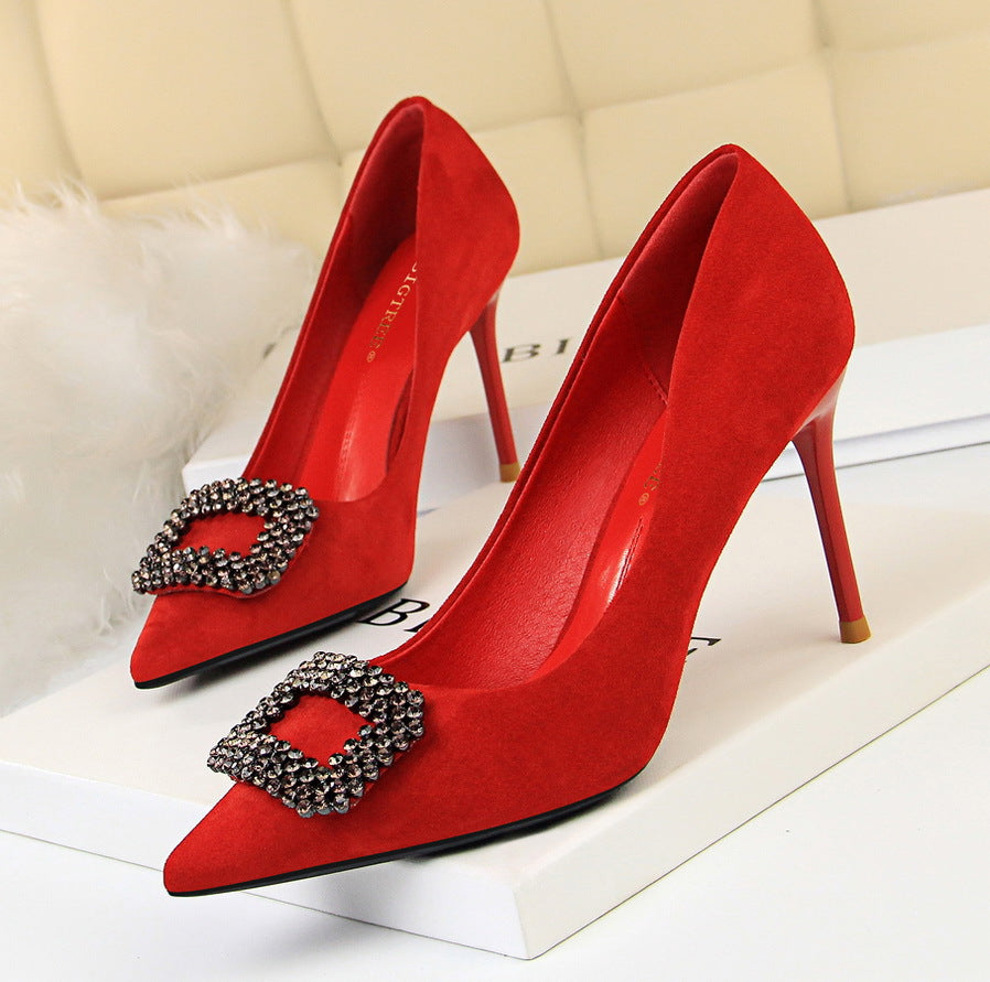 Elegantes tacones de aguja con pedrería de Isabella Sol