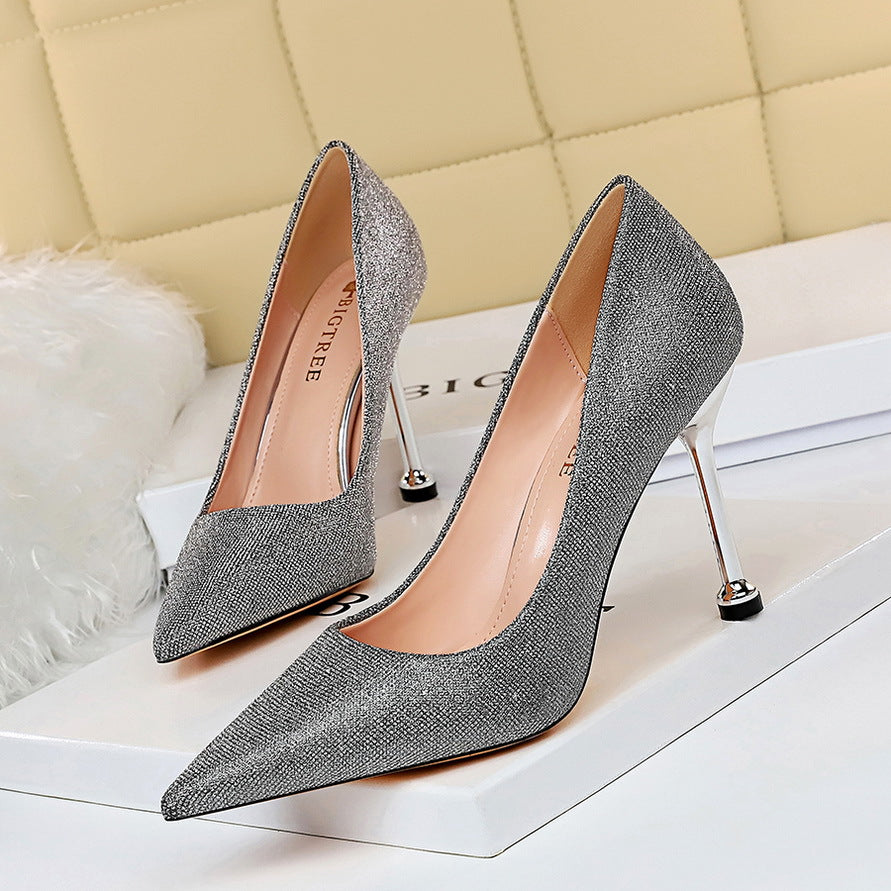 Zapatos de tacón de punta brillante de Isabella Sol