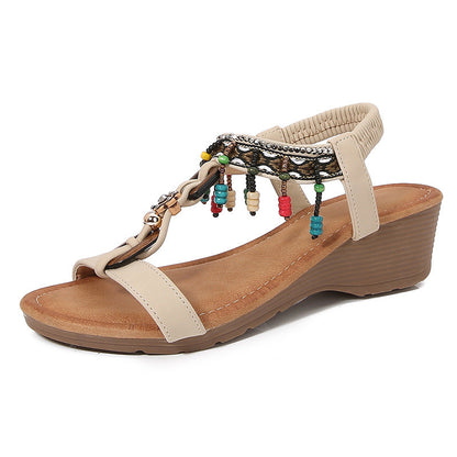 Elegantes sandalias de cuña con pedrería de Isabella Sol