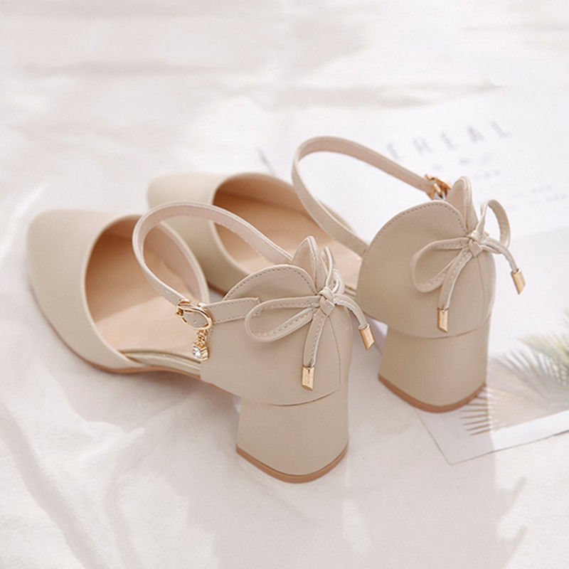 Elegantes zapatos de tacón grueso de Isabella Sol.