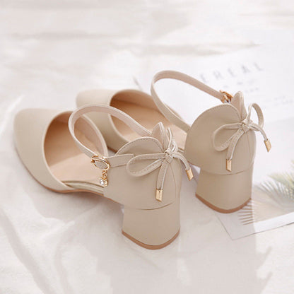 Elegantes zapatos de tacón grueso de Isabella Sol.