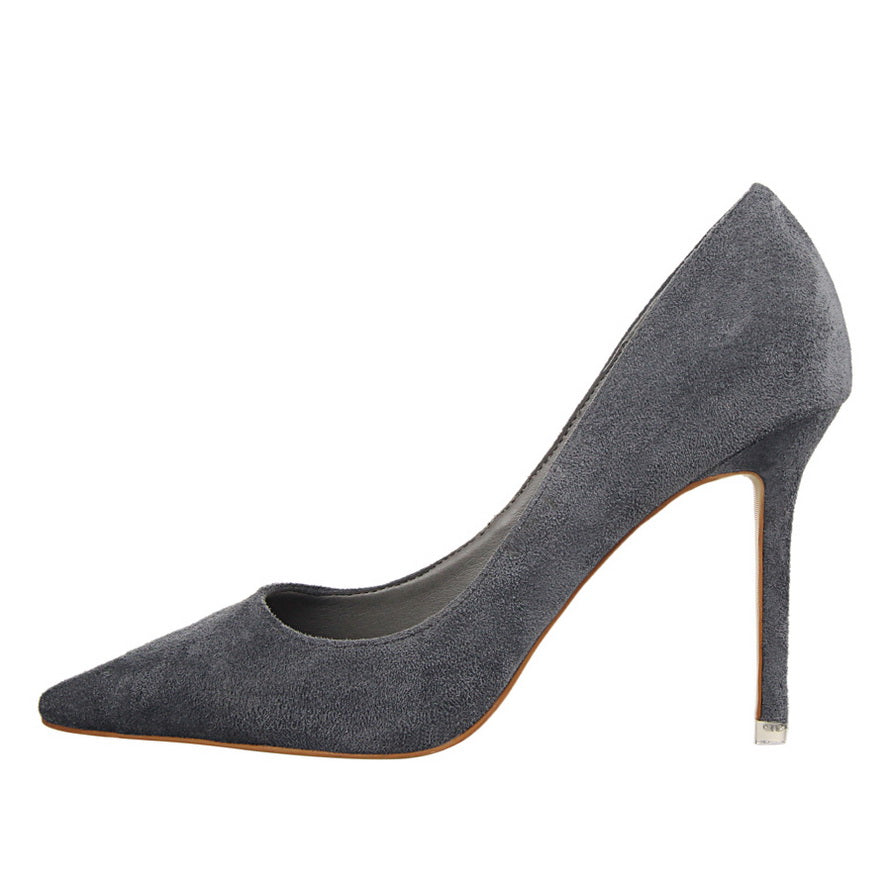 Elegantes zapatos de tacón de punta de ante de Isabella Sol.