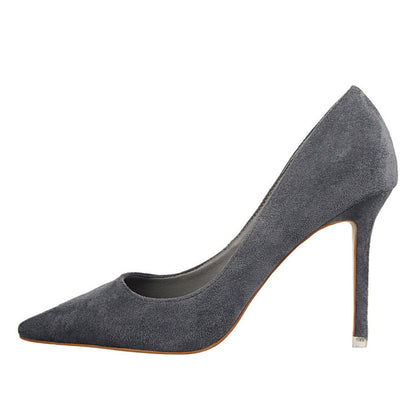Elegantes zapatos de tacón de punta de ante de Isabella Sol.