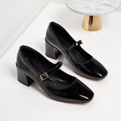 Elegantes zapatos de tacón de charol de Isabella Sol.