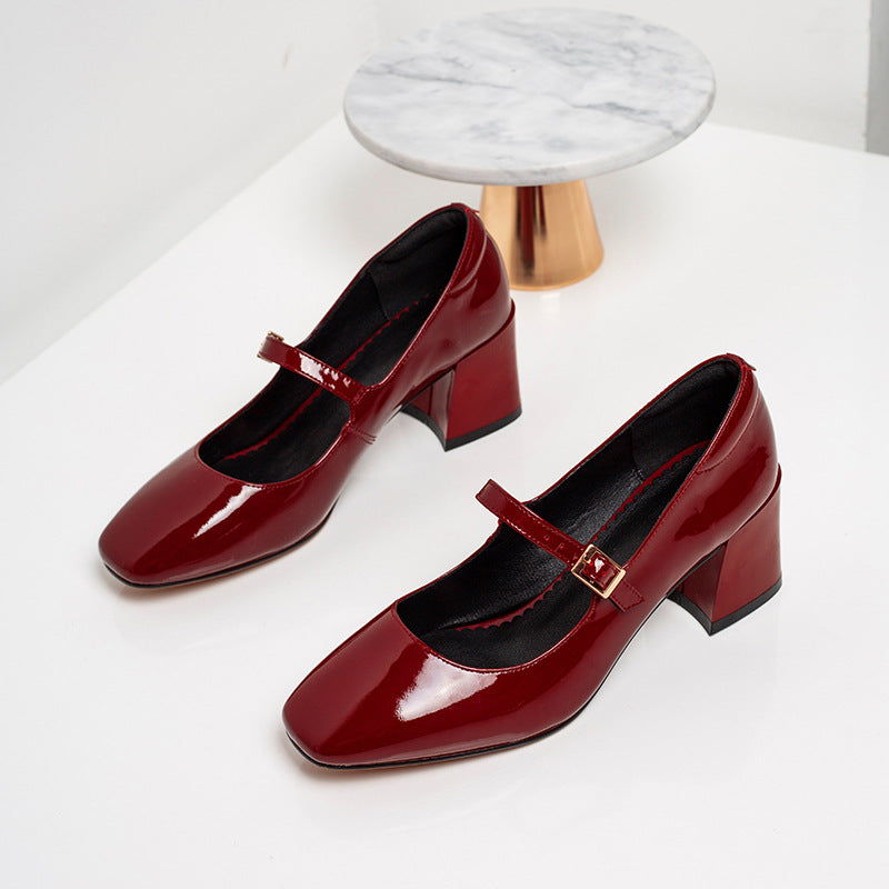 Elegantes zapatos de tacón de charol de Isabella Sol.