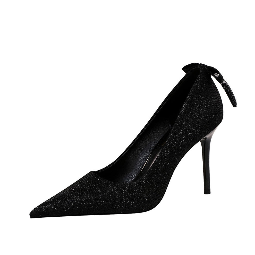 Elegantes zapatos de tacón de aguja dorados de Isabella Sol.
