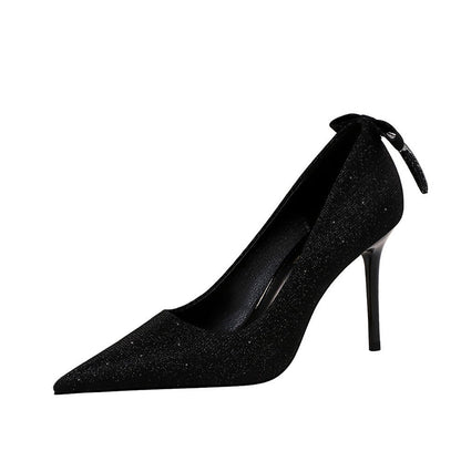 Elegantes zapatos de tacón de aguja dorados de Isabella Sol.