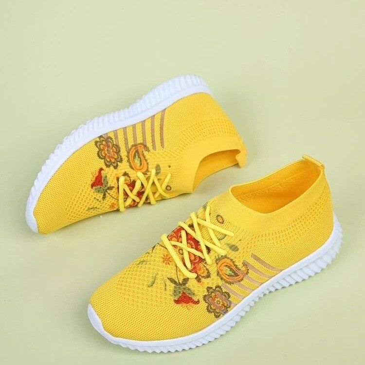 Zapatillas de malla con estampado floral de Isabella Sol, inspiradas en Pinterest.