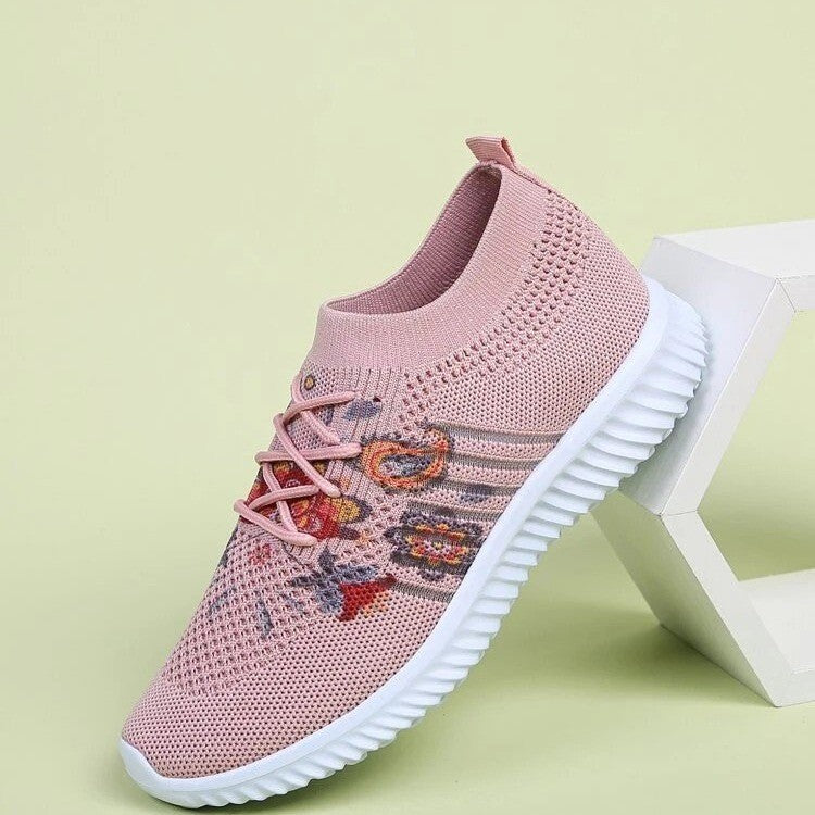 Zapatillas de malla con estampado floral de Isabella Sol, inspiradas en Pinterest.