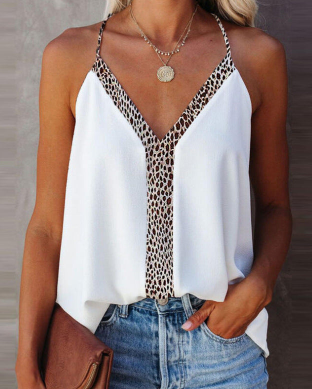 Blusa elegante con escote en V y detalles de leopardo de Isabella Sol.