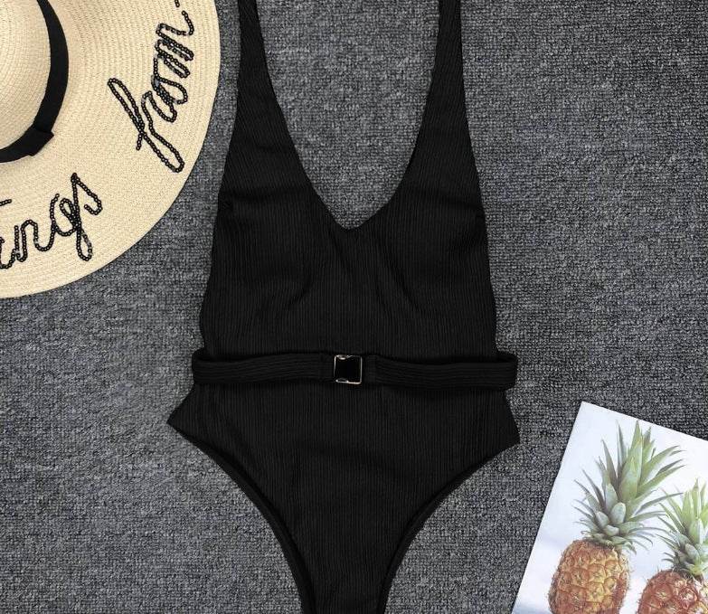 Elegante bañador de una pieza con cinturón de Isabella Sol.