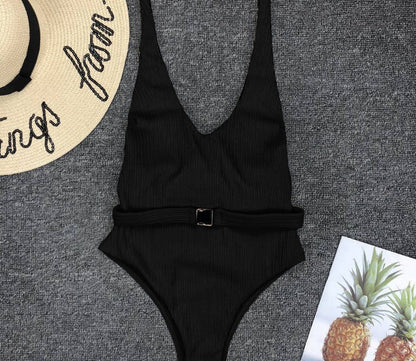 Elegante bañador de una pieza con cinturón de Isabella Sol.