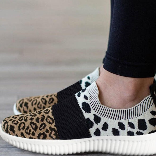Zapatillas sin cordones de punto con estampado de leopardo de Isabella Sol