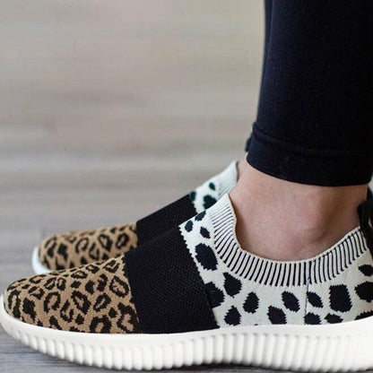 Zapatillas sin cordones de punto con estampado de leopardo de Isabella Sol