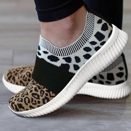 Zapatillas sin cordones de punto con estampado de leopardo de Isabella Sol