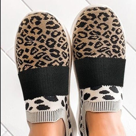 Zapatillas sin cordones de punto con estampado de leopardo de Isabella Sol