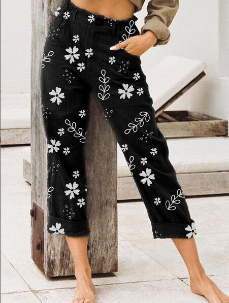 Pantalones casuales cortos con estampado floral de Isabella Sol