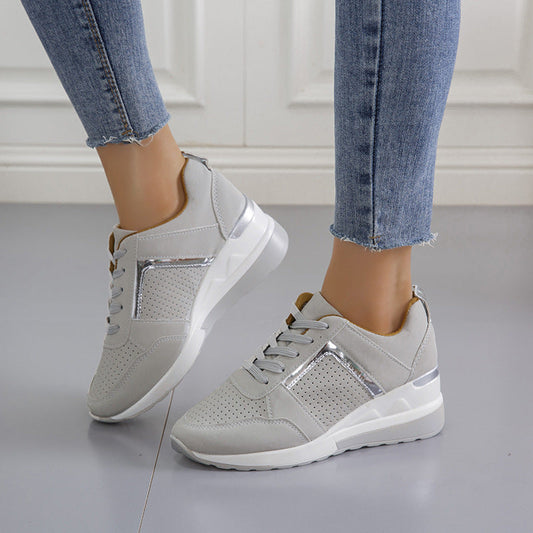 Elegantes zapatillas deportivas con plataforma y cordones de Isabella Sol.