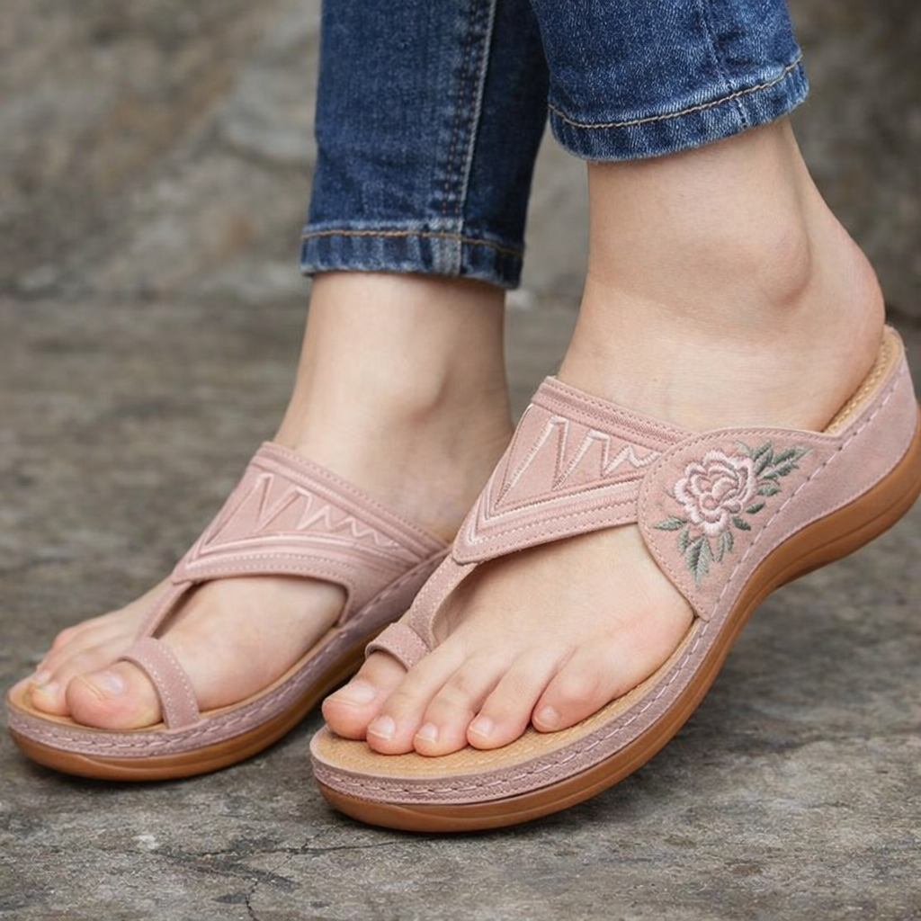 Sandalias de cuña con bordados florales de Isabella Sol.