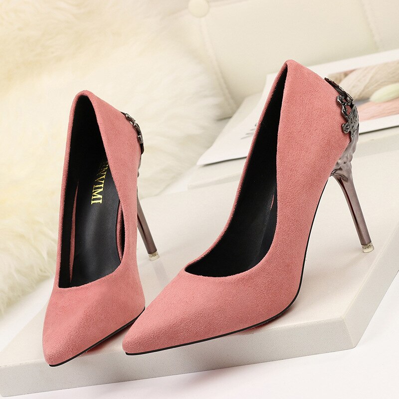 Elegantes zapatos de tacón alto de ante de Isabella Sol.