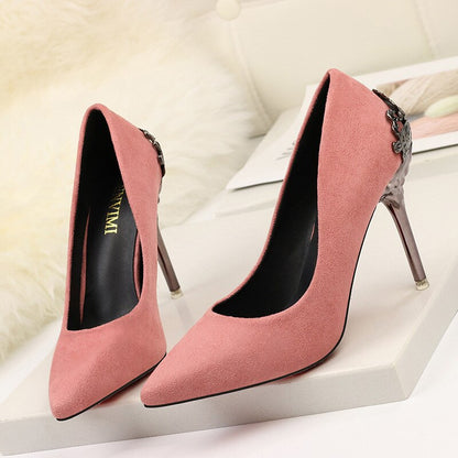Elegantes zapatos de tacón alto de ante de Isabella Sol.