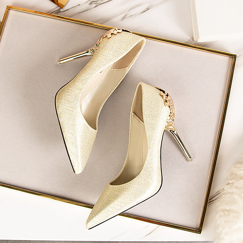 Elegantes zapatos de tacón alto de ante de Isabella Sol.