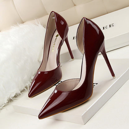 Elegantes tacones de aguja de charol de Isabella Sol
