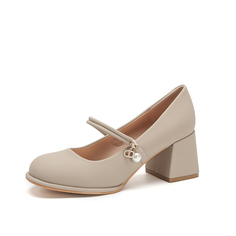 Elegantes zapatos de tacón grueso de Isabella Sol.