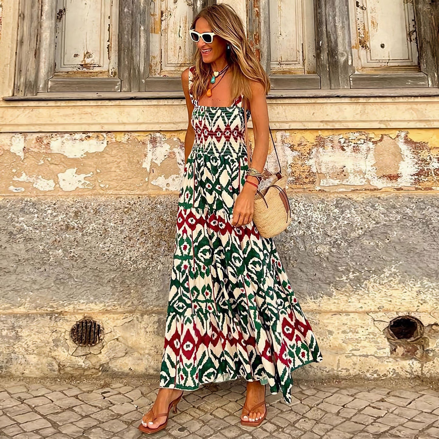Elegante vestido de tirantes con estampado floral de Isabella Sol.