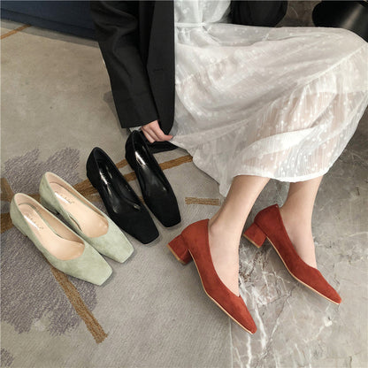 Elegantes tacones de ante con punta cuadrada de Isabella Sol
